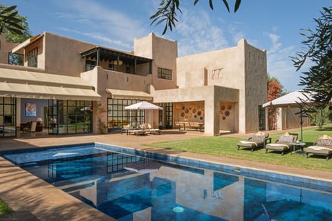Property building, Patio, Day, Swimming pool, sunbed