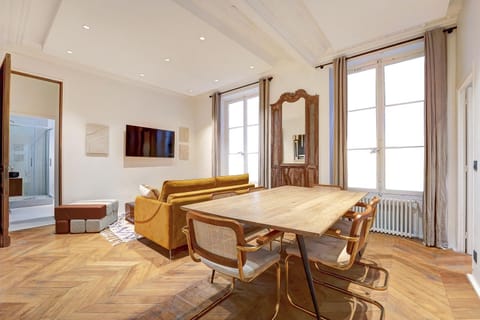 TV and multimedia, Living room, Seating area, Dining area