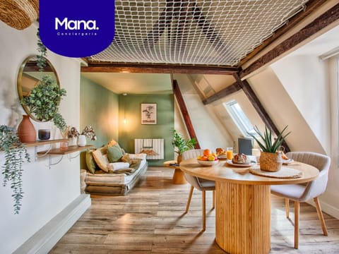 Living room, Food and drinks, Seating area, Dining area, Food
