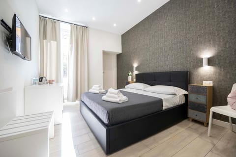 Bed, TV and multimedia, Photo of the whole room, Bedroom, towels