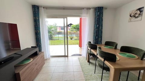 Patio, Garden, TV and multimedia, Living room, Seating area, Dining area, Swimming pool