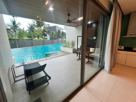 Patio, Balcony/Terrace, Photo of the whole room, City view, Garden view, Pool view, Sea view, Swimming pool, sunbed