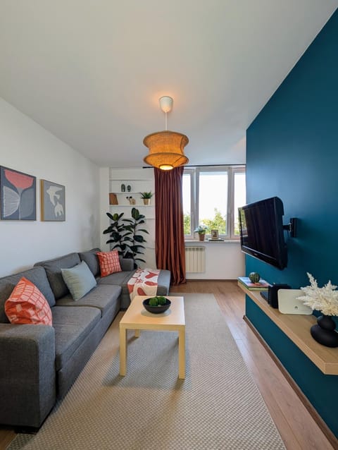 Communal lounge/ TV room, TV and multimedia, Living room, Seating area, Evening entertainment