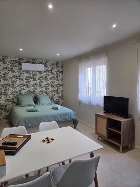 Bed, TV and multimedia, Photo of the whole room, Bedroom, air conditioner