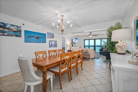 Luxury direct oceanfront corner penthouse with heated pool and garage parking House in Daytona Beach