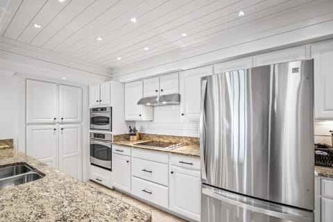 Luxury direct oceanfront corner penthouse with heated pool and garage parking House in Daytona Beach