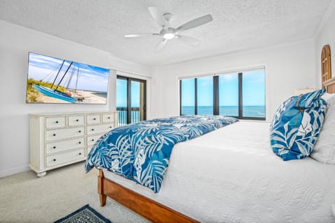 Luxury direct oceanfront corner penthouse with heated pool and garage parking House in Daytona Beach