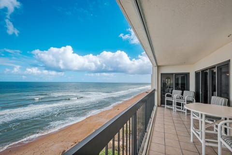 Luxury direct oceanfront corner penthouse with heated pool and garage parking House in Daytona Beach