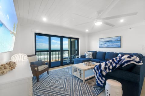 Luxury direct oceanfront corner with large private balcony, heated pool and garage House in Daytona Beach