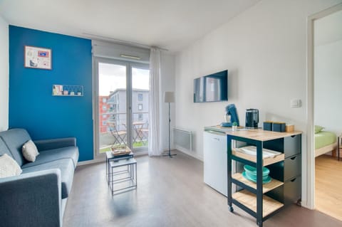 TV and multimedia, Coffee/tea facilities, Balcony/Terrace, Living room, flat iron, heating, elevator