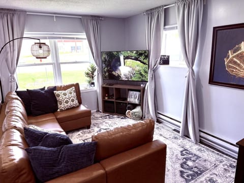 Communal lounge/ TV room, TV and multimedia, Living room, Seating area, Evening entertainment
