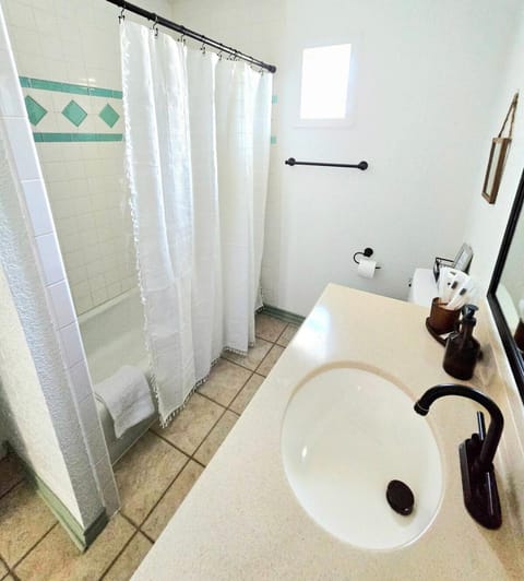 Entire House Charming 4 BR Home on Lewisville Lake House in Little Elm