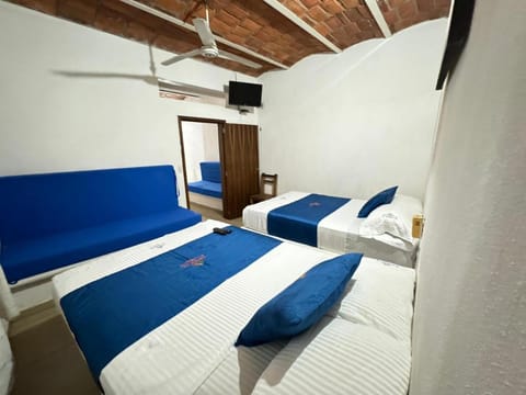 Bed, TV and multimedia, Photo of the whole room, Decorative detail, Bedroom, air conditioner