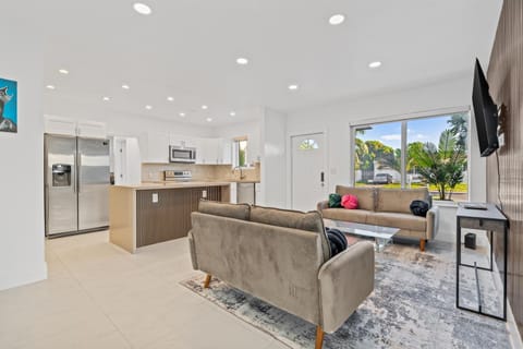 TV and multimedia, Kitchen or kitchenette, Living room, Seating area