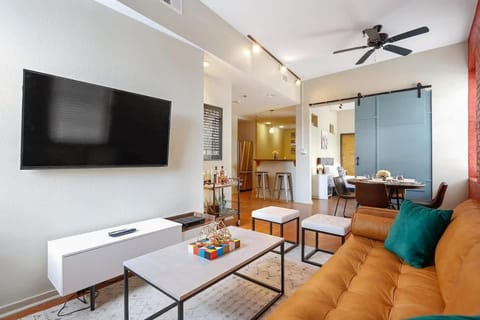 Group Getaway - 2 Modern 3BR-2BA Warehouse Flats - 6 Bedrooms & 4 Baths Total Apartment in Warehouse District