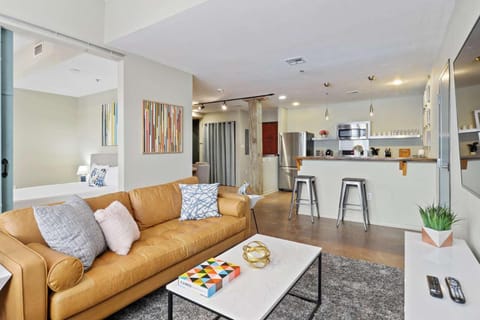 Group Getaway - 2 Modern 3BR-2BA Warehouse Flats - 6 Bedrooms & 4 Baths Total Apartment in Warehouse District