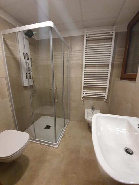 Shower, Toilet, Bathroom, towels