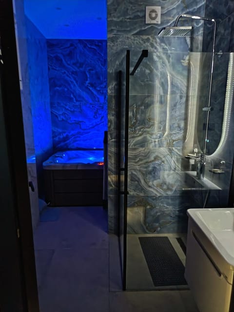 Hot Tub, Bathroom