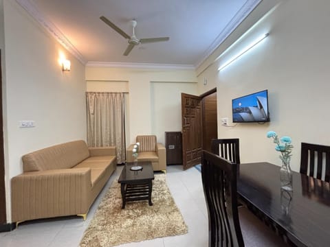 Communal lounge/ TV room, TV and multimedia, Living room, Photo of the whole room, Seating area, Evening entertainment, Bedroom