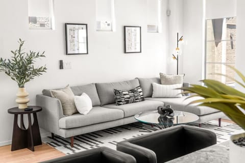 Freestanding Cubs Retreat near ASU off L-101 & 202 House in Tempe