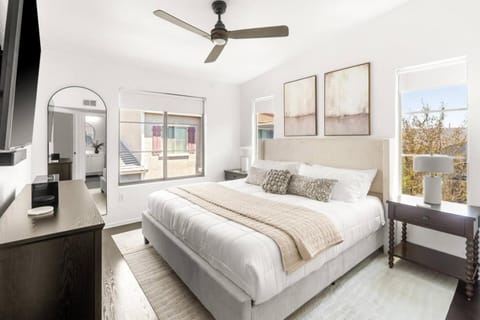 Freestanding Cubs Retreat near ASU off L-101 & 202 House in Tempe