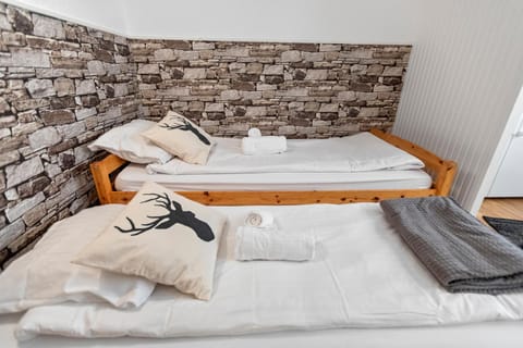 Bed, Bedroom, towels