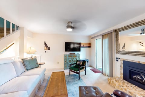 Valley Gem Upper Apartment in Elkhorn Village