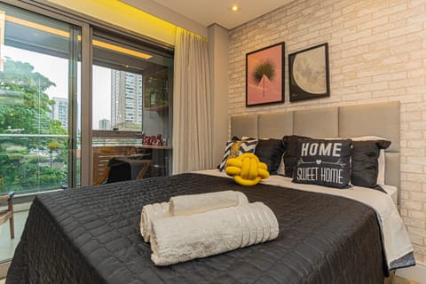 Bed, Living room, Photo of the whole room, Seating area, Bedroom, towels