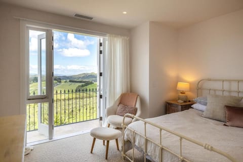 Onetangi Estate including cottage by Waiheke Pure Villa in Auckland Region