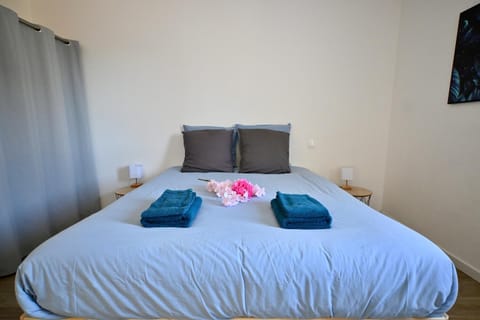 Bed, Photo of the whole room, Bedroom, towels, towels