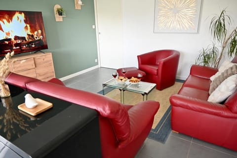 Communal lounge/ TV room, TV and multimedia, Living room, Seating area, Evening entertainment