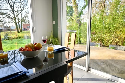 Patio, Day, Garden, View (from property/room), Balcony/Terrace, Food and drinks, Dining area, Food, Garden view, Meals, Meals, Drinks