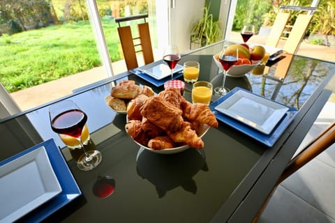 Food and drinks, Dining area, Food, Meals, Meals, Breakfast, Continental breakfast, Lunch, Dinner, Drinks