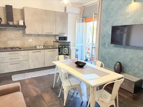 TV and multimedia, Kitchen or kitchenette, Dining area, dishwasher, oven, stove