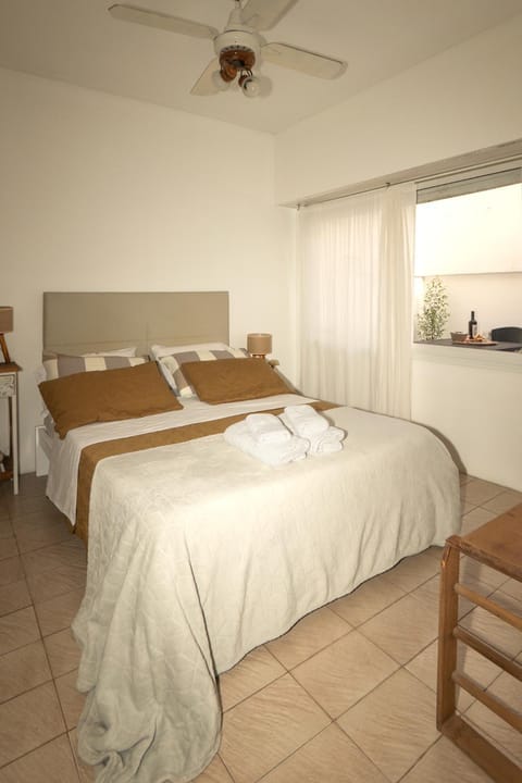 Bed, Photo of the whole room, Bedroom, Inner courtyard view, towels