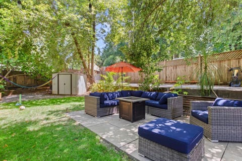 Relaxing River Retreat Near Moms Beach with Patio House in Russian River