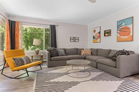 Relaxing River Retreat Near Moms Beach with Patio House in Russian River