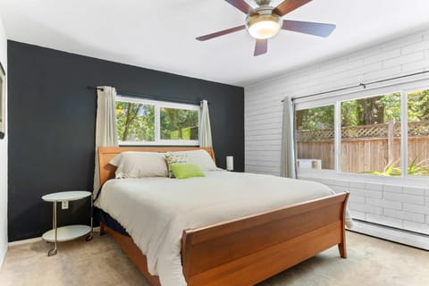 Relaxing River Retreat Near Moms Beach with Patio House in Russian River