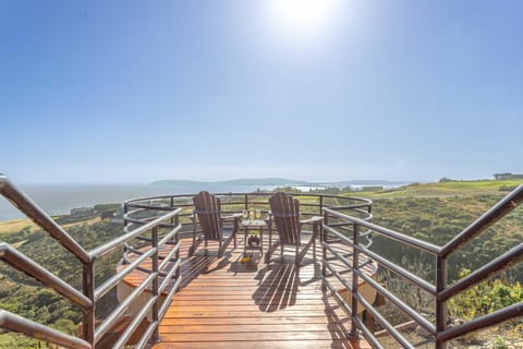 Expansive Ocean-View Retreat with Home Theatre & Spa House in Bodega Bay