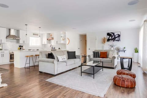 Sonoma Getaway with Hot Tub & Backyard Oasis - Dog OK House in Boyes Hot Springs