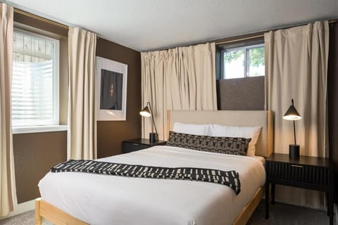 Sleeps 16 Hot Tub Arcade Movie Theater Pool Table House in Westminster