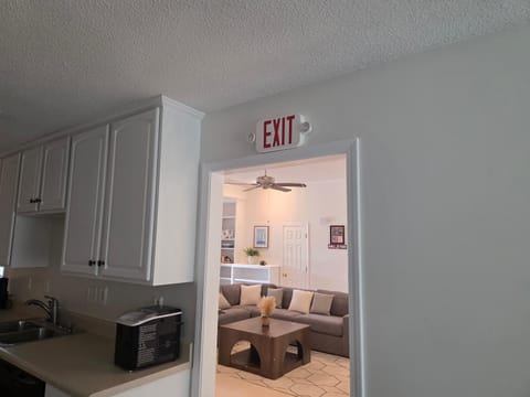 The Bama Bungalow 3BD Walk to the Game, Stay in Style House in Tuscaloosa