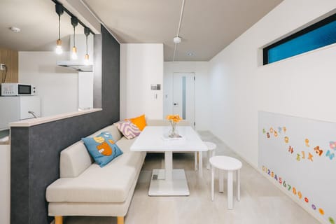 Kitchen or kitchenette, Living room, Seating area, Dining area