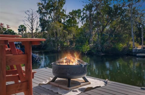Wet Feet Retreat at Weeki Wachee, The Perfect Riverfront Escape House in Spring Hill