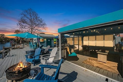 Wet Feet Retreat at Weeki Wachee, The Perfect Riverfront Escape House in Spring Hill