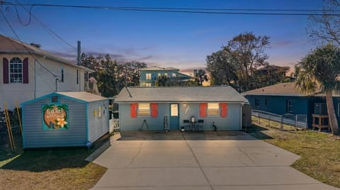 Wet Feet Retreat at Weeki Wachee, The Perfect Riverfront Escape House in Spring Hill