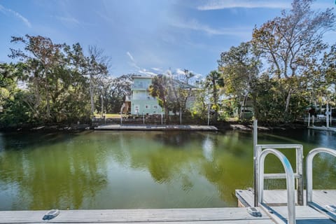 Wet Feet Retreat at Weeki Wachee, The Perfect Riverfront Escape House in Spring Hill