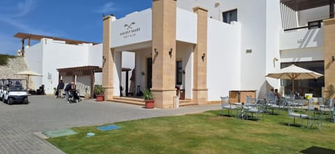 Property building, Restaurant/places to eat, Restaurant/places to eat, Day, Golfcourse, Golfcourse, Lounge or bar, Swimming pool, Breakfast, Location, Parking