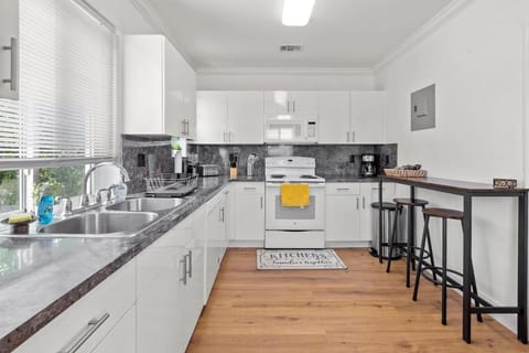 Modern and Comfort Stay in Prime Location Apartment in Coral Gables