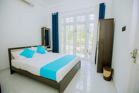 Bed, Photo of the whole room, Bedroom, wardrobe, air conditioner